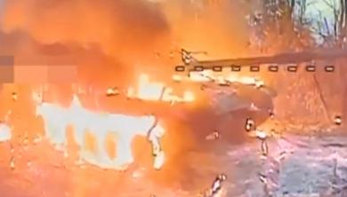 ​Ukrainian Drones Expose Camouflaged russian Tank and Set It Ablaze (Video)