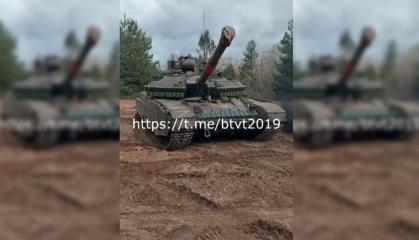 ​The russians Additionally Armor Their ‘Most Modern’ T-90M Proryv Tanks in an Artisanal Way Fearing Ukrainian ATGM, Drones (Video)