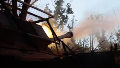 ​Ukrainian AS-90 Commander Shows How Britain's 155 mm Self-Propelled Gun Works (Video)