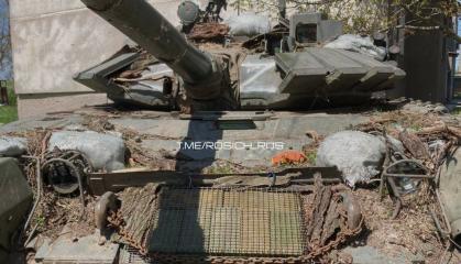​Stones and Bark Instead of "Grills": russian Tank Crews Customize Their Armor (Photo)