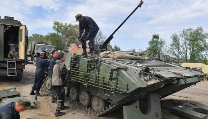 Ukraine’s Military Captured russia’s BMP-2 Equipped With Modern Additional Protection Kit 