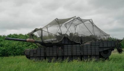 Ukrainian M1A1 Abrams Survives 20 FPV Drone Hits Thanks to Improvised Armor, "Hedgehog" Steel Spikes Even Snap Fiber-Optic Cables 