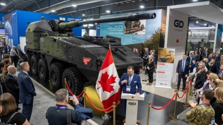 ​German RCH 155 SPH May Already Be in Ukraine, as Hinted At by GDLS During Presentation of Its Version for Canada