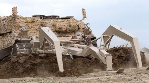 ​This Minefield Breaching Vehicle Based on Leopard 1 Will Help Ukrainians in Counteroffensive