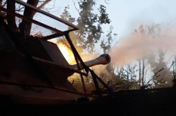 ​Ukrainian AS-90 Commander Shows How Britain's 155 mm Self-Propelled Gun Works (Video)