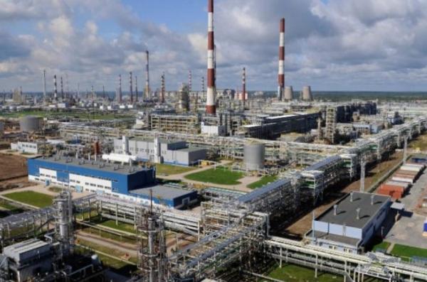 Ukraine Strikes Key Processing Units at russia's Kirishi Oil Refinery