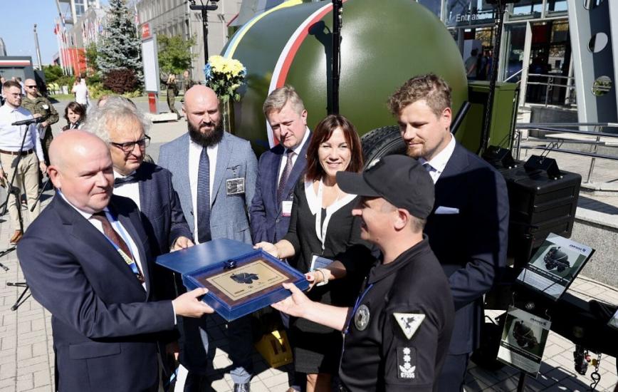 ​Ukrainian Police Pyrotechnics Get Valuable Gift from Poles on MSPO 2023, Wiktoria Explosion-Proof Container