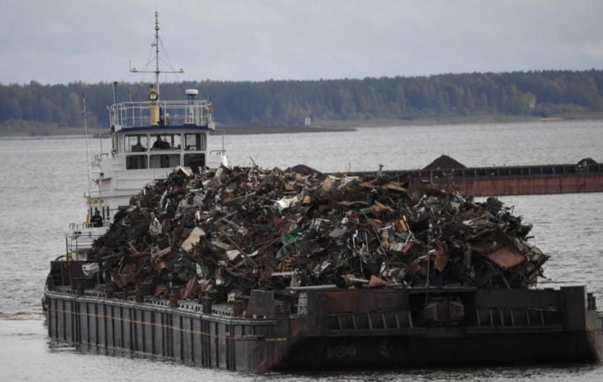 ​Ukraine’s Military Sank the Second Barge with Russian Troops During Their Attempt to Force the Dnipro River